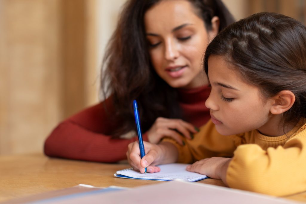 Exámenes libres Chile Edia apoderado ayudando a hija